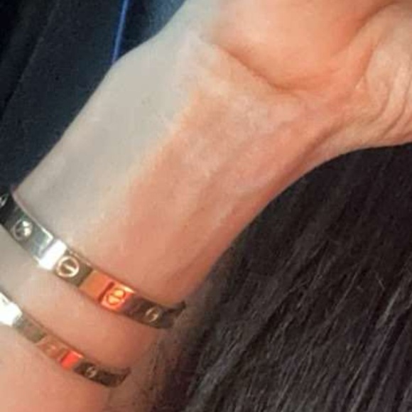 Love Bracelet, Small Model in Y-G 16 VIDEO BELOW 

Comes w/ box, authentic card - Picture 7 of 8